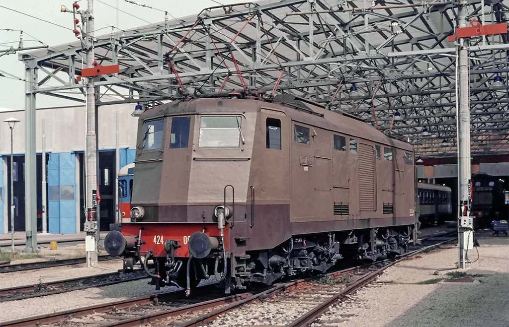 FS E 424 068 at Pisa depot