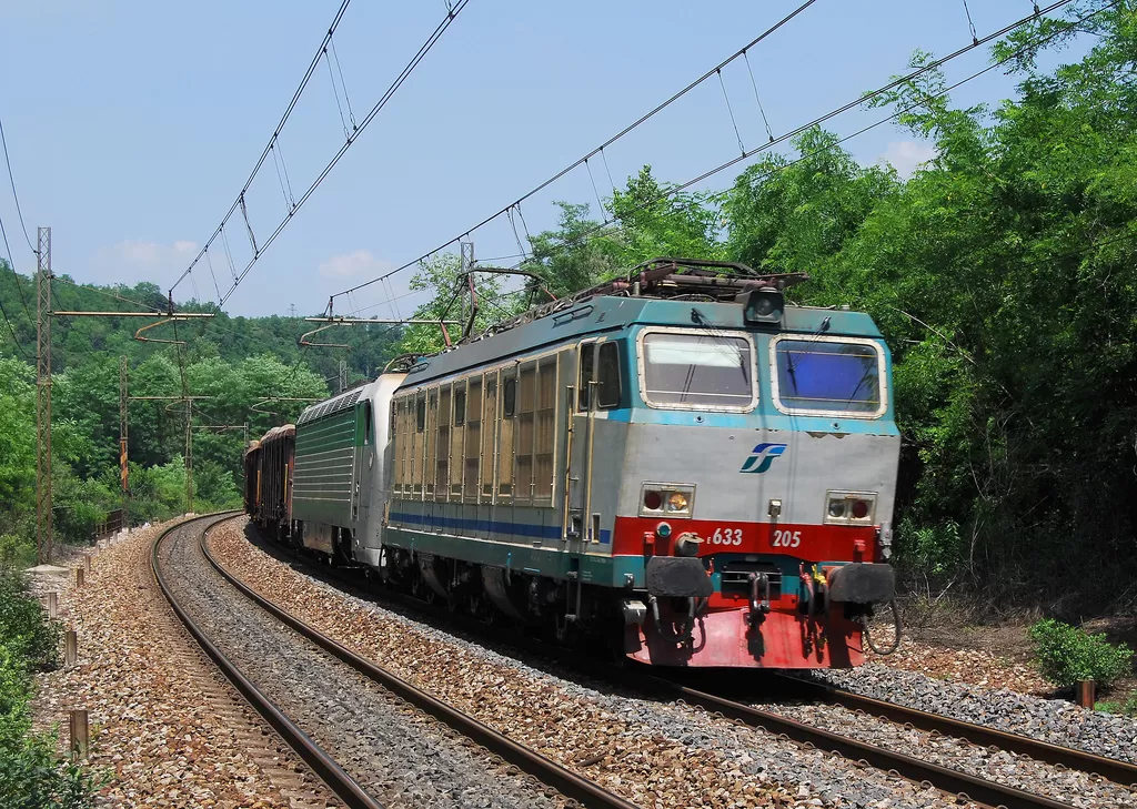 FS E 633 205 + E 402B (inactive) near Cucciago