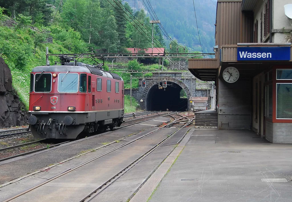 SBB Re 4/4''' 11370 crossing Wassen UR station