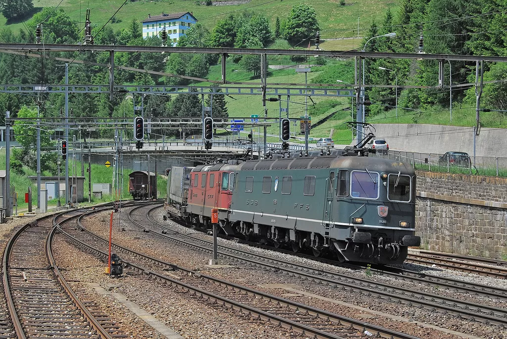 SBB Re 6/6 11688 "Linthal" + Re 4/4" 11284 in Airolo