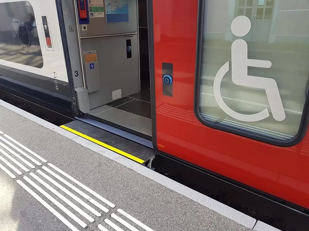 SBB CFF FFS - IC2020 1st class double deck coach with baggage compartment