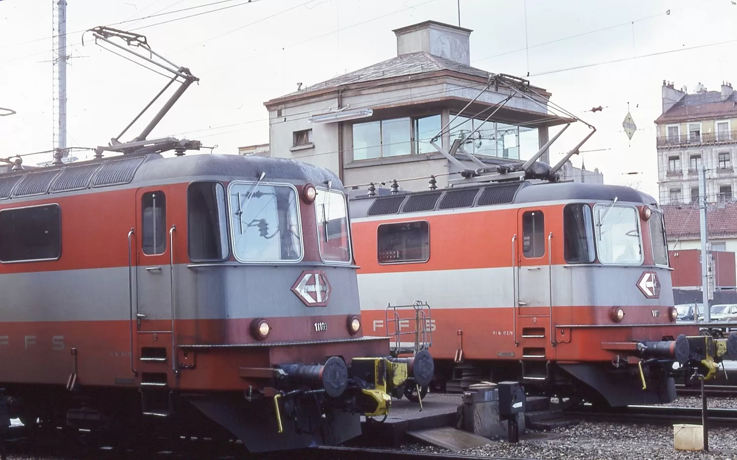  Re 4/4II electric locomotives equipped with AK69 automatic couplers