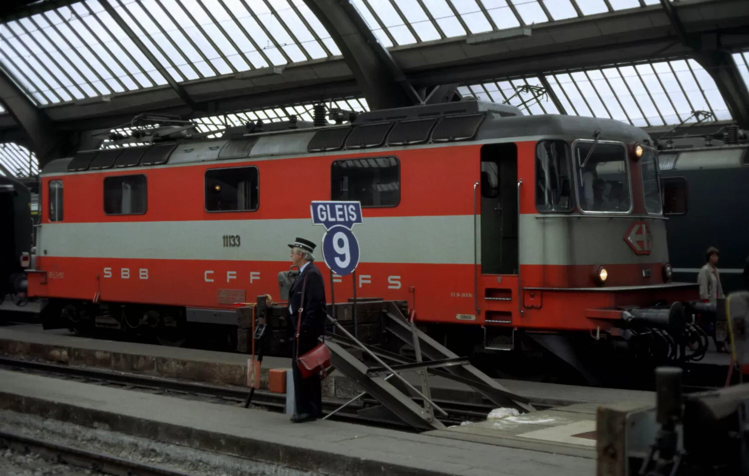 Re 4/4 II 11133 electric locomotive equipped with standard screw couplers