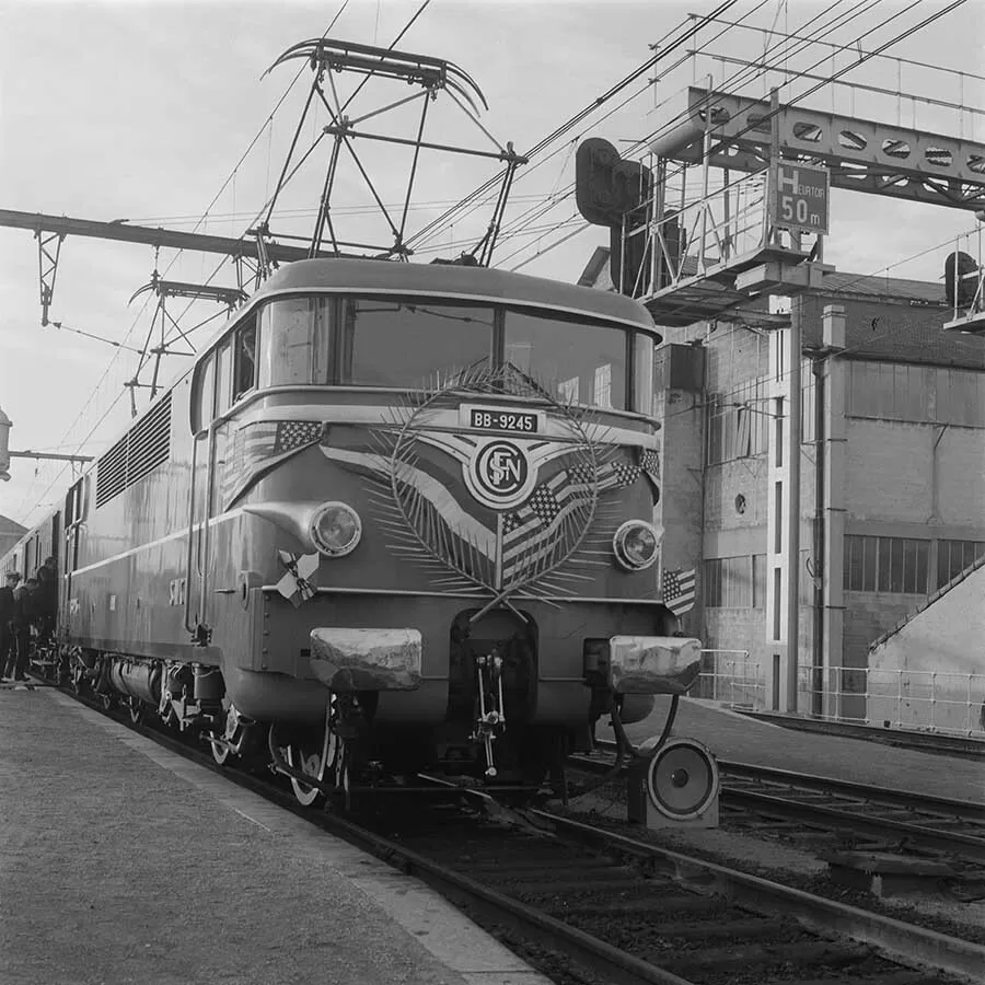 BB 9245 electric locomotive decorated for the visit of General Eisenhower, President of the United States, in Toulon railway station