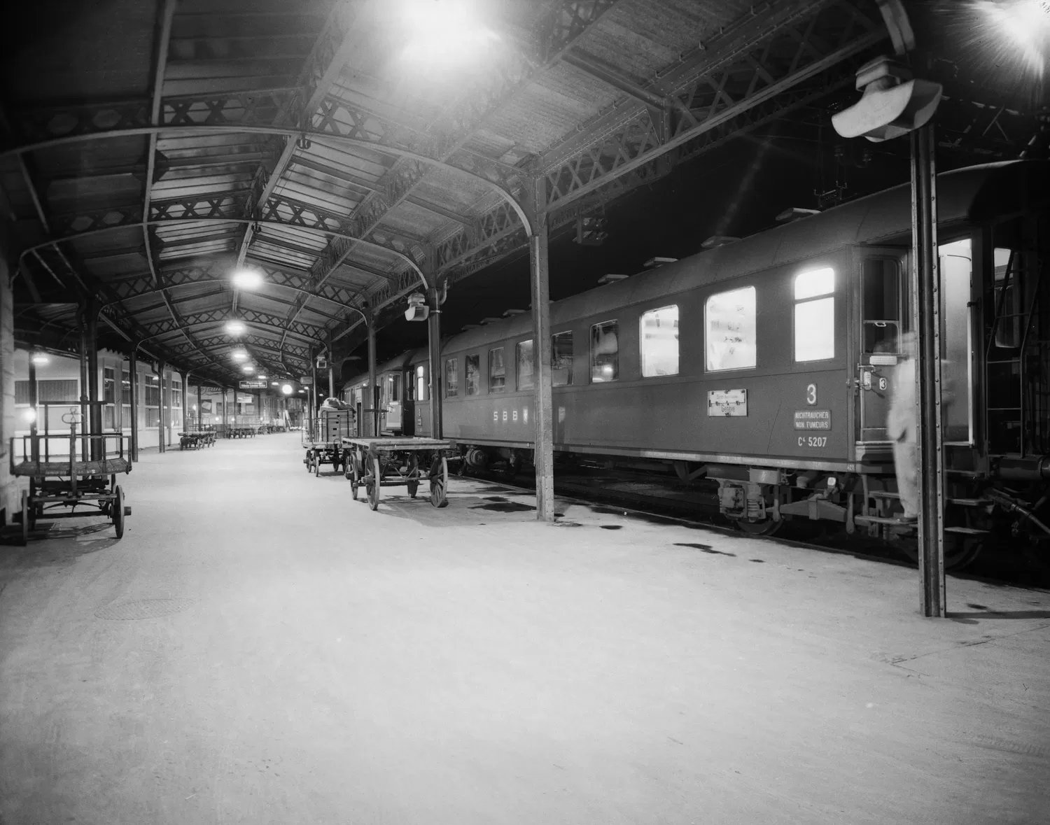 Overnight train from Zürich to Geneva at Bern railway station